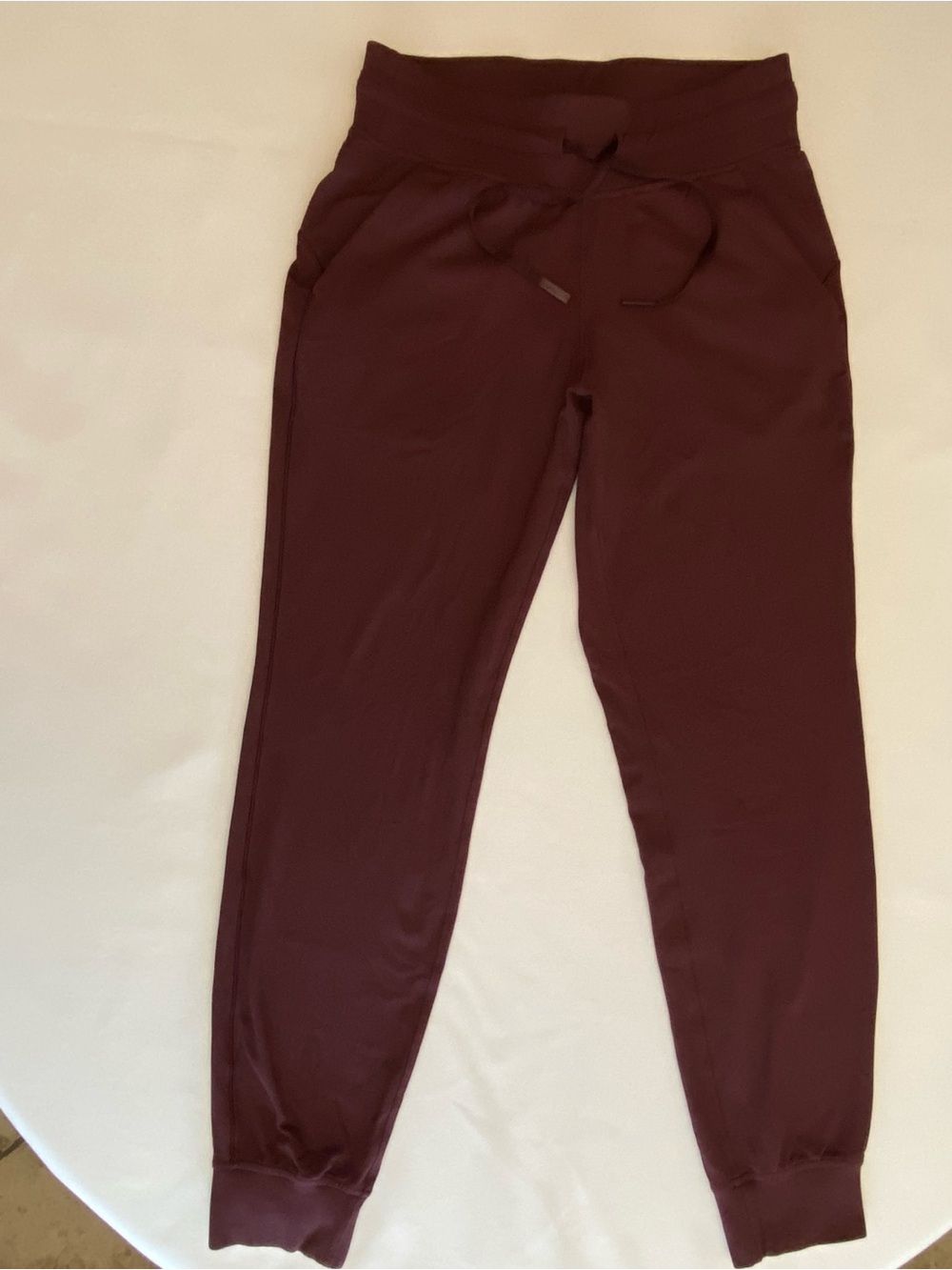 Lululemon Womens size 6 joggers Burgundy pants has front pockets New w/o tags